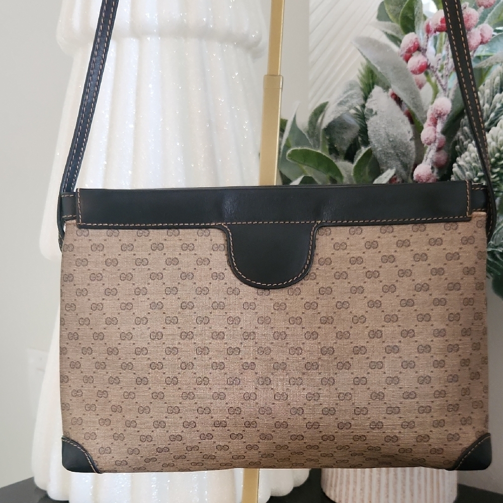 Gucci Crossbody In Elegant Brown And Tan GG Pattern..Gorgeous Classic Gucci! - Picture 4 of 12